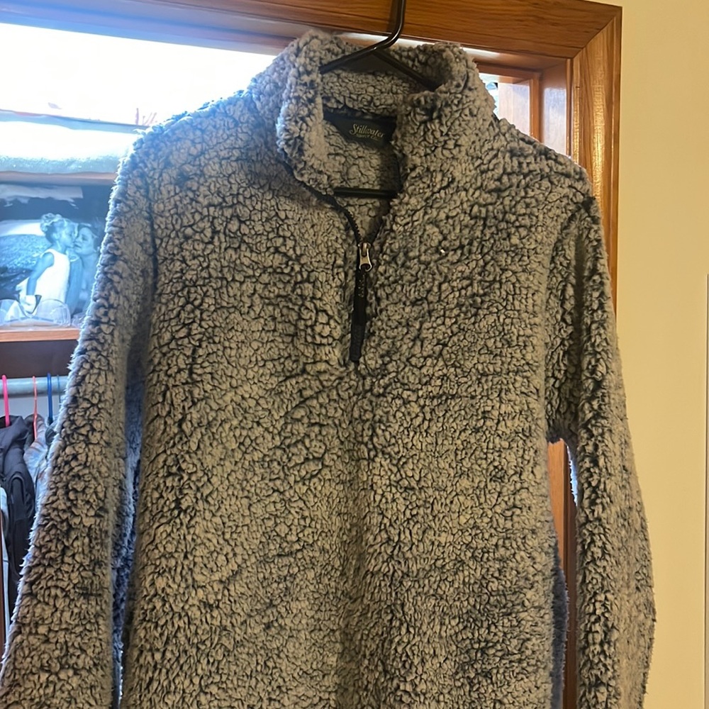 Size medium. Royal blue and white pullover. Smoke free home.